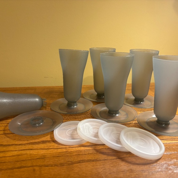 6 Vintage Tupperware Sundae/Parfait Cups (only 4 lids) - Picture 5 of 7